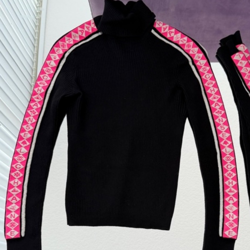 CHANEL Black Top with Pink Geometric Accents - Picture 3 of 3